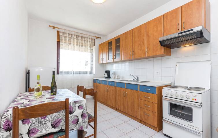 Ganze Ferienwohnung, Gemütliche Ferienwohnung mit Meerblick, Terrasse und Garten – 2,5 km vom Strand entfernt in Novi Vinodolski, Primorje-Gorski Kotar