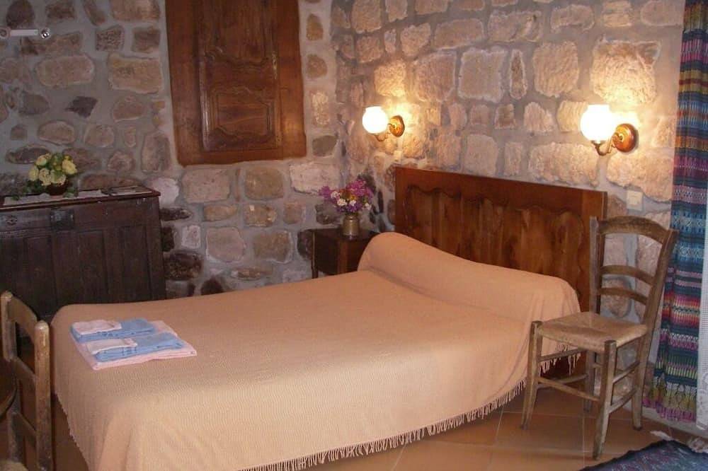 Meublé de 4 à 14 personnes. Aire extérieur privée 300 m². Piscine commune. in Pourchères, Parc naturel régional des Monts d'Ardèche