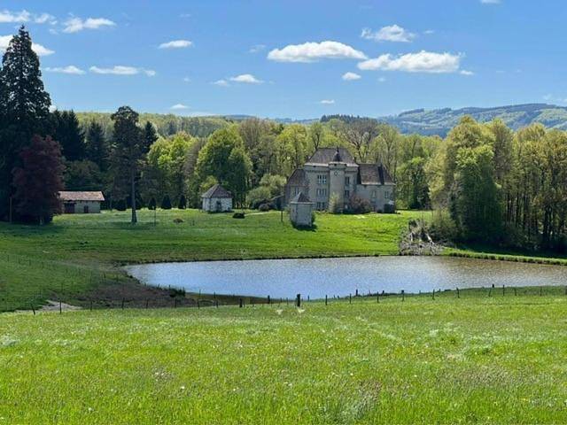 Location de vacances pour 2 personnes, avec vue ainsi que jardin et vue sur le lac, animaux acceptés à Saint-Hilaire-le-Château