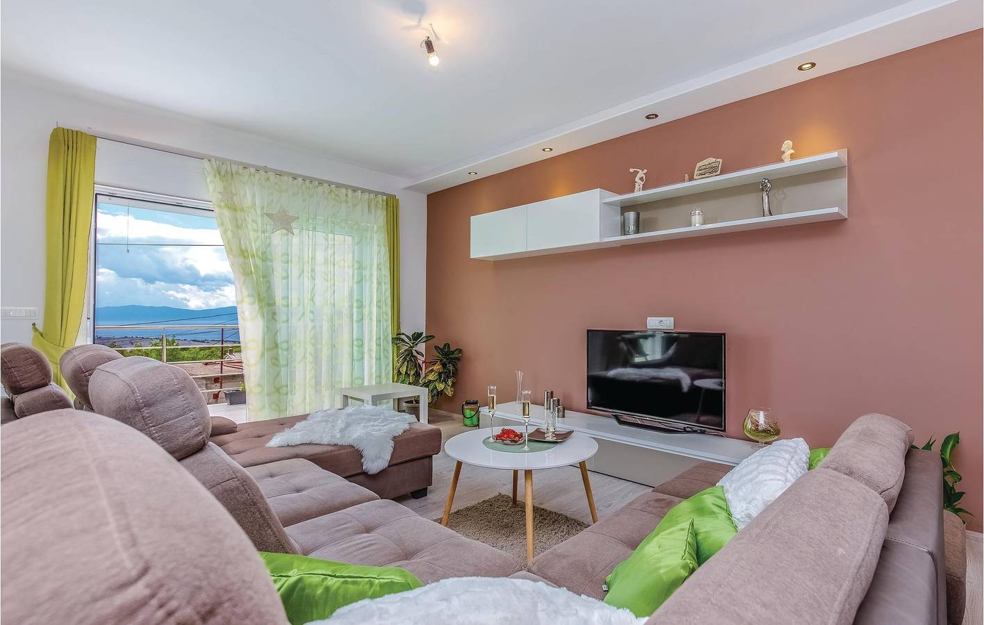 Charmantes Apartment mit 2 Schlafzimmern, Meerblick, Pool und Terrasse, in der Nähe von Restaurants in Kraljevica, Primorje-Gorski Kotar