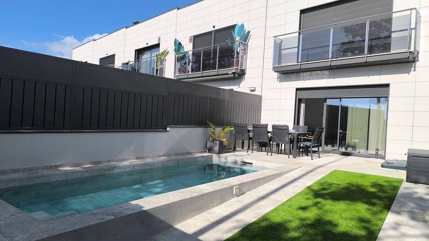 Location de vacances pour 9 personnes, avec piscine et jardin à Vilanova i la Geltrú