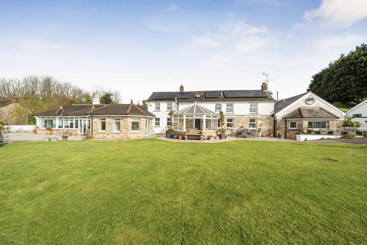 Cottage for 10 people, with garden and pool, with pets in Cornwall