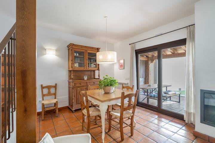 Maison de campagne "Fuentebuena" avec vue sur les montagnes, terrasse privée et Wi-Fi in Matabuena, Province de Ségovie