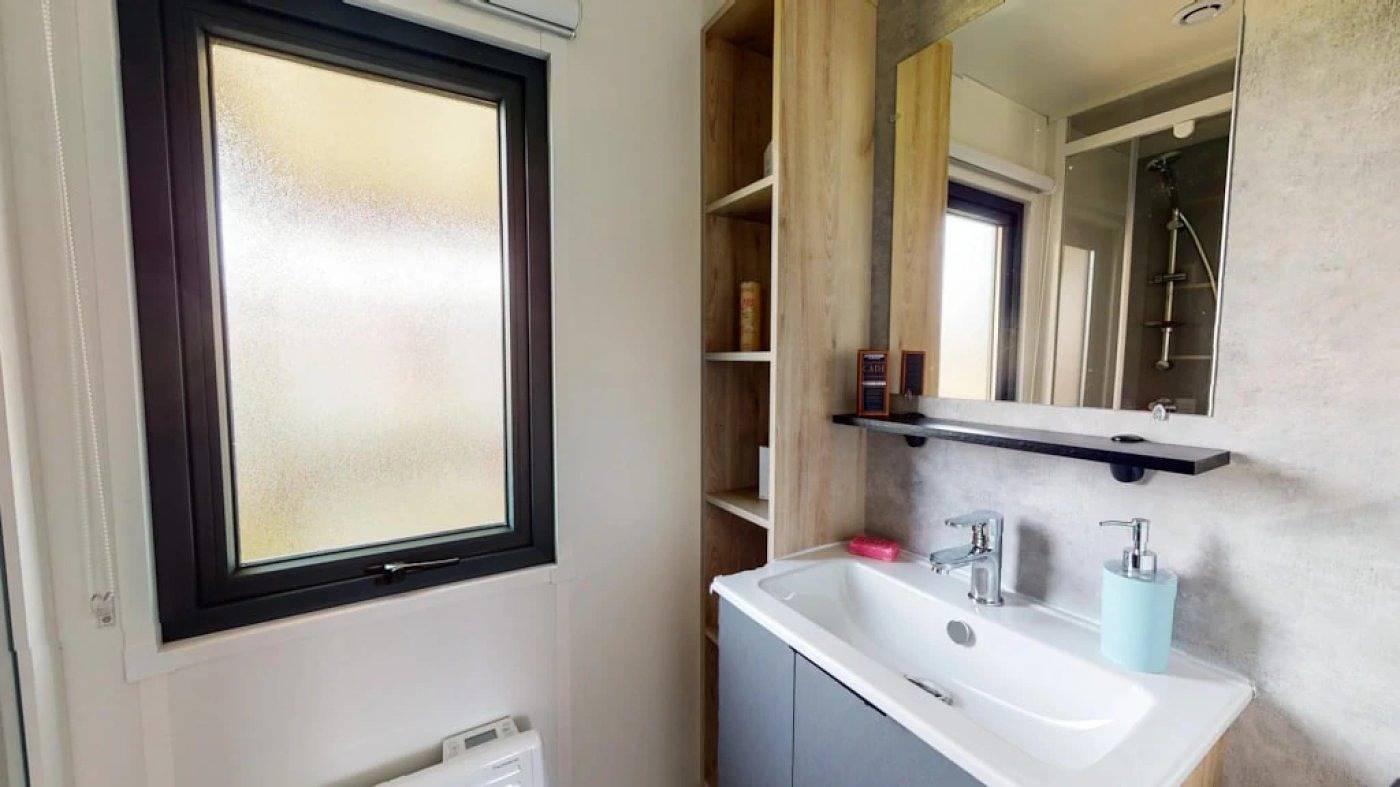 Zecamping 4* piscine couverte toboggans locatif 28m2 8 pers in Piriac-sur-Mer, Côte d'Amour