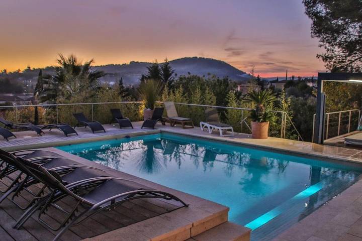 Villa pour 12 personnes, avec piscine et terrasse ainsi que jardin et sauna à Le Beausset