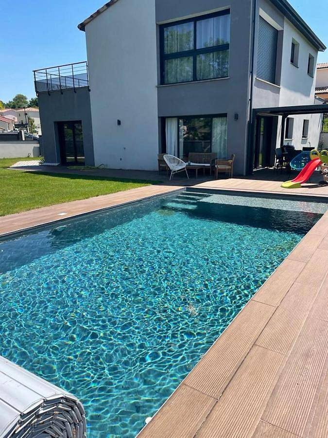 Location de vacances pour 7 personnes, avec jardin ainsi que piscine et terrasse à Deyme