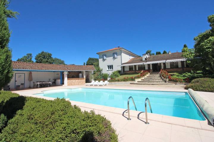 Gîte pour 6 personnes, avec Terrasse ainsi que Jardin et Piscine