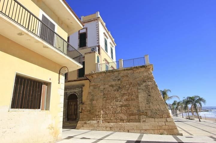 Ganze Wohnung, Apartment 10 Meter vom Meer entfernt für 4 Personen im Zentrum, kostenloses WLAN in Marina di Ragusa, Ragusa