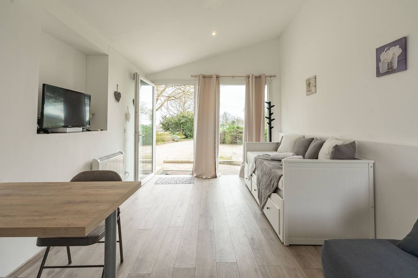 Gehele studio, Studio 'Au Petit Chez Nous' met privé terras, privé tuin en wifi in Cozes, Saintes en omgeving