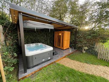 Gîte pour 4 personnes, avec jardin ainsi que jacuzzi et sauna à Beauraing