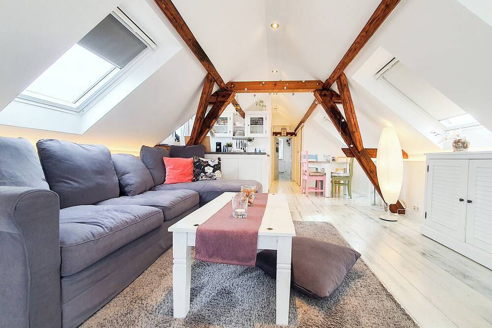 Ganze Wohnung, Friendly Home - \"Helles Dachstudio\" - Köln - Messe - Bonn - Phantasialand in Bornheim/Brenig, Bornheim