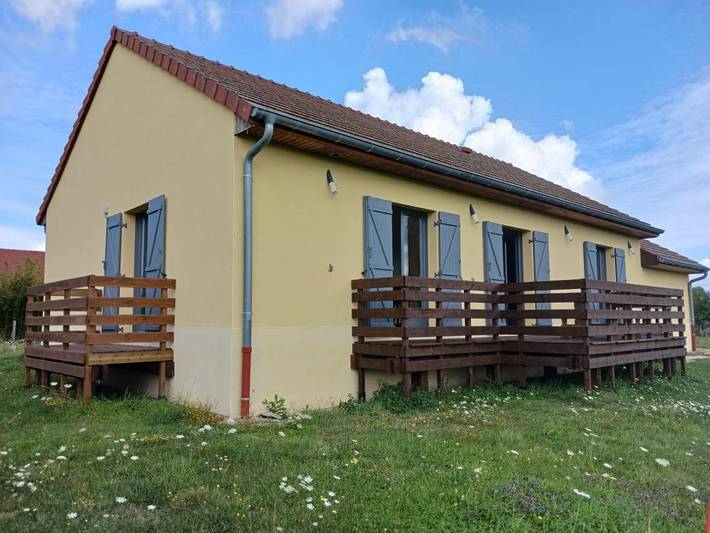 Location de vacances pour 4 personnes, avec Balcon et Terrasse ainsi que Jardin et Vue à Messey-sur-Grosne