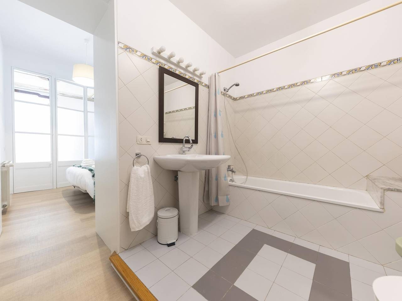 Entire vacation apartment, Unique and spacious Apartment on Placa del Vi in Girona, Gironès