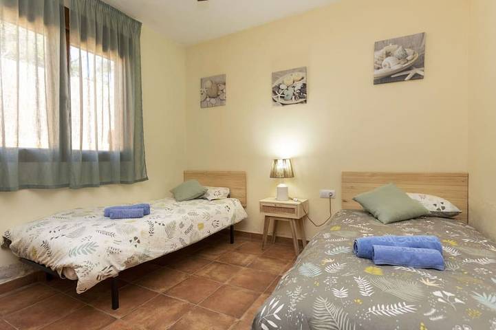 Wunderbares alleinstehendes Ferienhaus mit privatem Pool,  W-Lan, TV, Balkon, Haustiere erlaubt in Sils, Girona Provinz