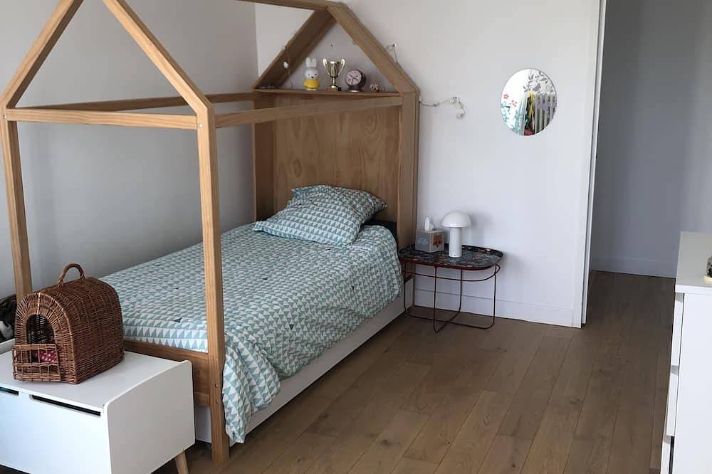 Swimming pool and countryside just a stone's throw from Paris in Montreuil, Seine-Saint-Denis