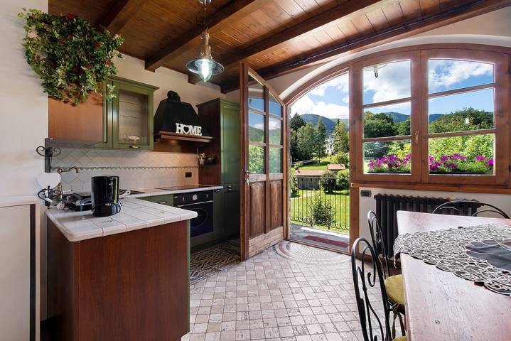 Casa de férias 'Farmhouse Of Grandfather Chek' com vista para a montanha e ar condicionado in Civenna, Município de Bellagio