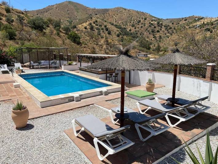 Casa rural para 8 personas, con vistas además de jardín y piscina en Viñuela