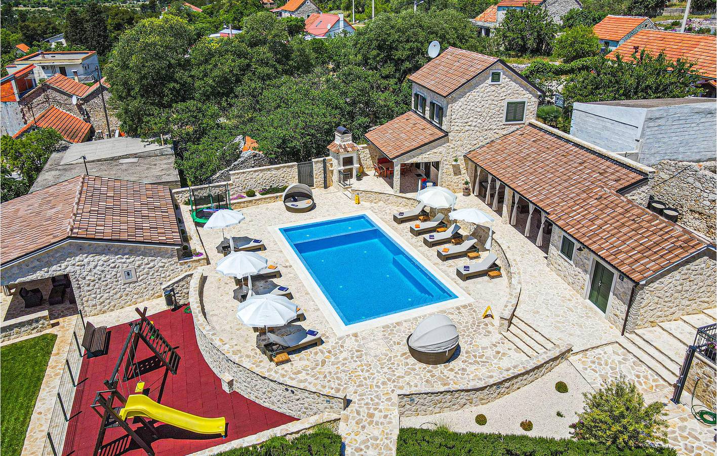 Cozy Apartment with Pool, Terrace, and Proximity to Dining in Sibenik, Šibenik-Knin