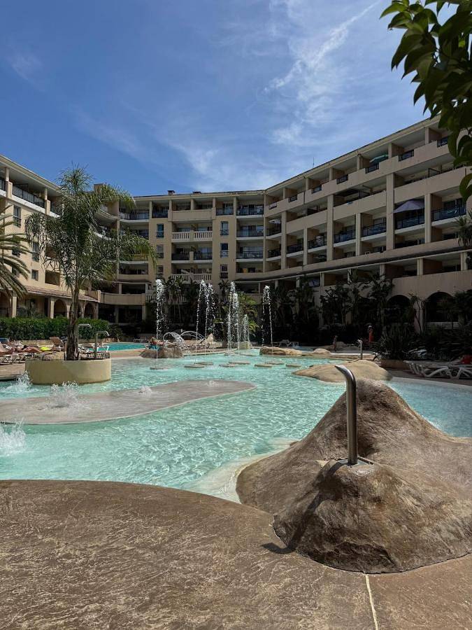 Gîte pour 4 personnes, avec terrasse ainsi que vue et piscine, animaux acceptés dans Office De Tourisme Cannes La Bocca - 2