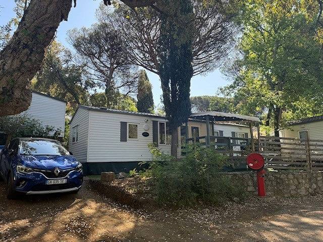 Cabane en bois pour 6 personnes, avec terrasse ainsi que jardin et piscine à Gassin