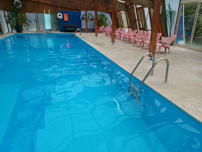 Gîte pour 26 personnes, avec Terrasse ainsi que Jardin et Piscine