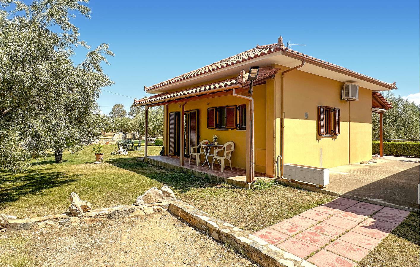 Apartamento con vistas a la montaña, aparcamiento, jardín, a 300 m de la costa y del centro de la ciudad in Agios Andrés, Kynouria