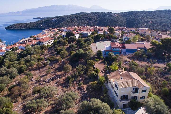 Villa for 8 people, with garden and balcony in Meganisi