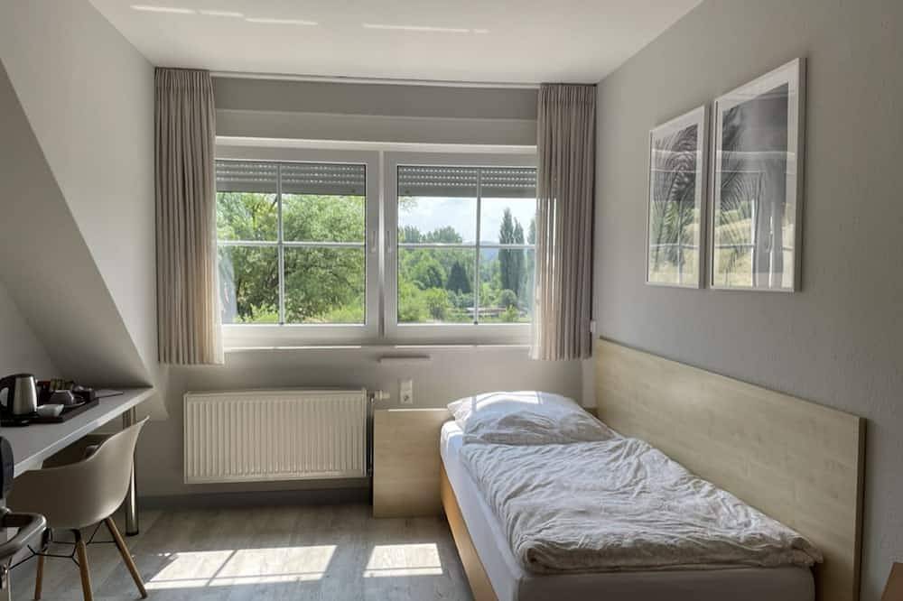 Ganze Wohnung, Zimmer 2 - Komfort Doppelzimmer mit Balkon und Bergblick in Rangendingen, Neckar-Alb