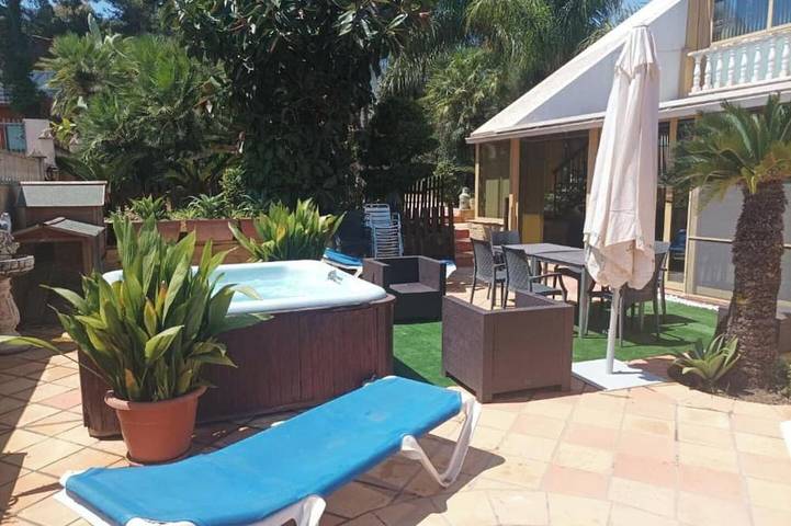 Villa für 10 Personen, mit Whirlpool und Terrasse sowie Garten in Dénia