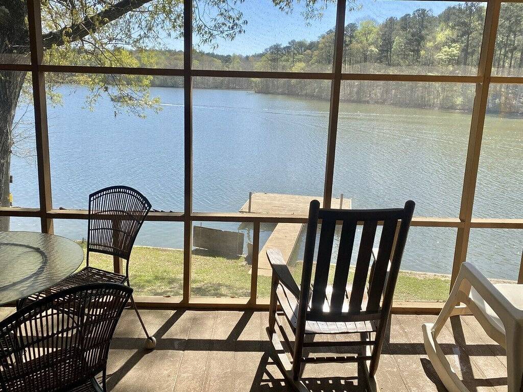 Cozy cabin directly on beautiful Lake Martin in Lake Martin
