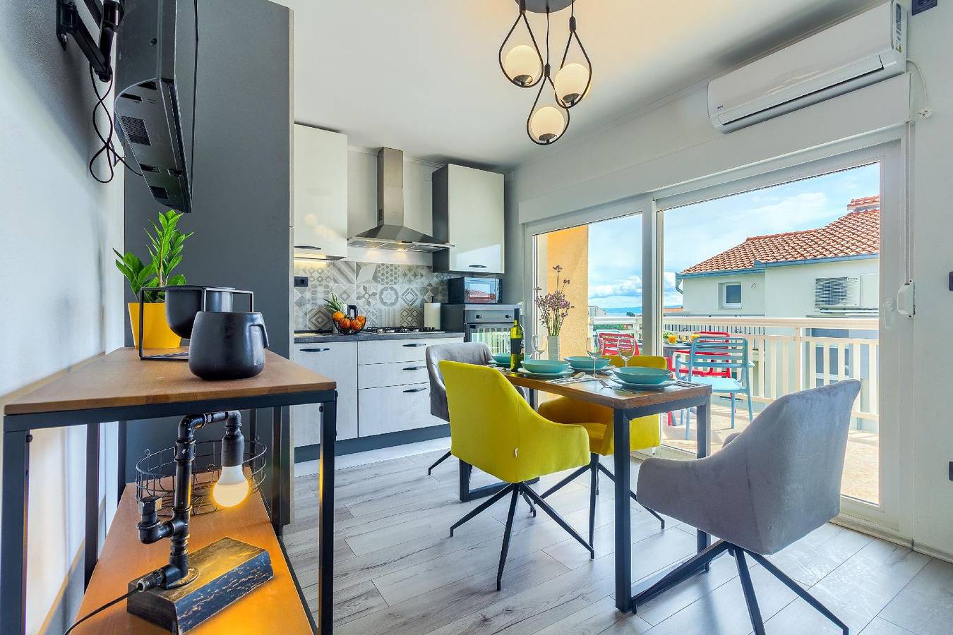 Ganze Ferienwohnung, Brandneue Design-Wohnung mit großer Terrasse in Kastel Stafilic, Kaštela