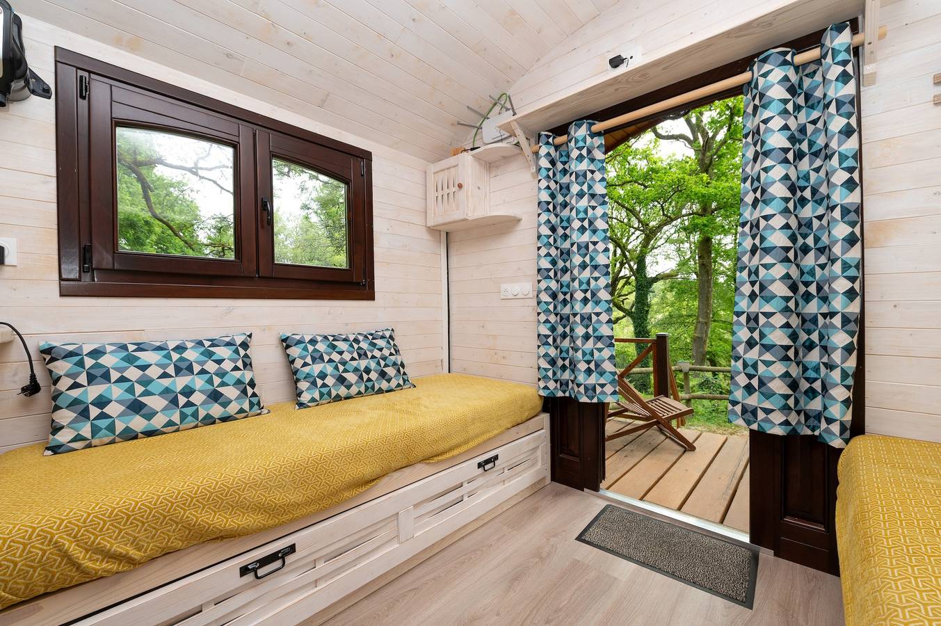 Studio entier, Studio « Roulotte du Moulin de Lesneve » avec terrasse privée, jardin privé et Wi-Fi in Saint-Avé, Parc naturel régional du Golfe du Morbihan