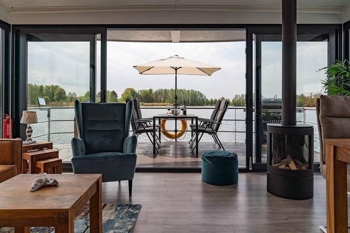 Floatinghouse Topas: 44 m² Hausboot mit Seeblick, Kaminofen & Terrasse in Zehdenick, Ruppiner Seenland