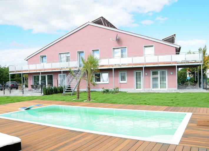 Ferienwohnung für 3 Personen, mit Balkon und Terrasse sowie Garten und Pool in Oberdachstetten