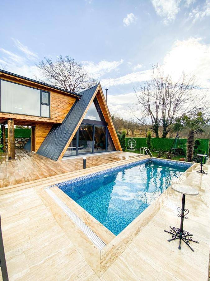 Villa für 2 Personen, mit Terrasse und Seeblick sowie Pool und Ausblick in Sapanca