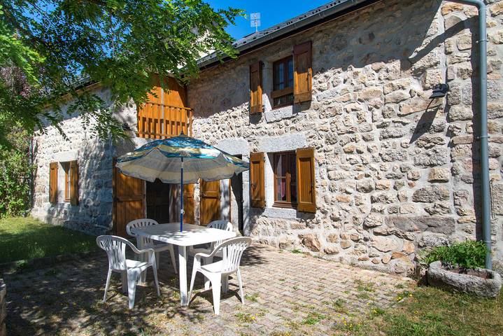 Gîte pour 7 personnes, avec Terrasse ainsi que Jardin et Vue dans Saint-Just (Val-d'Arcomie)