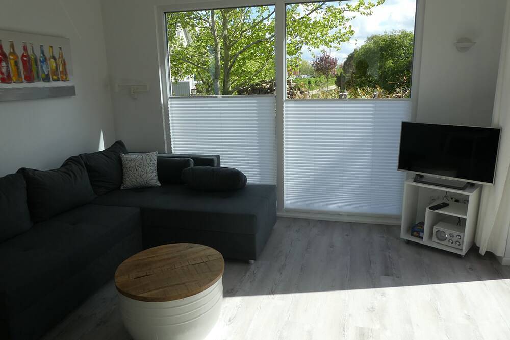 New mobile home in sustainable wood construction only 50 m from the Schlei! in Olpenitz, Kappeln