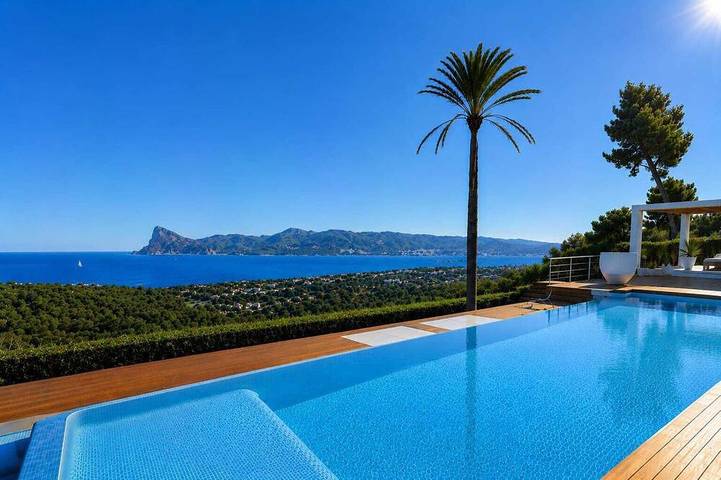 Villa for 12 people, with terrace and garden in Cala Tarida