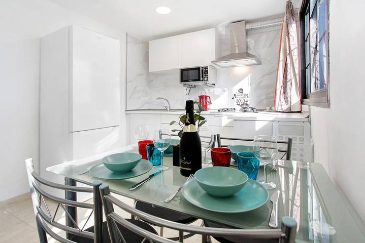 Holiday Home 'Casa Del Sol Rosa' with Sea Views, Wi-Fi and Air Conditioning in Corralejo, La Oliva