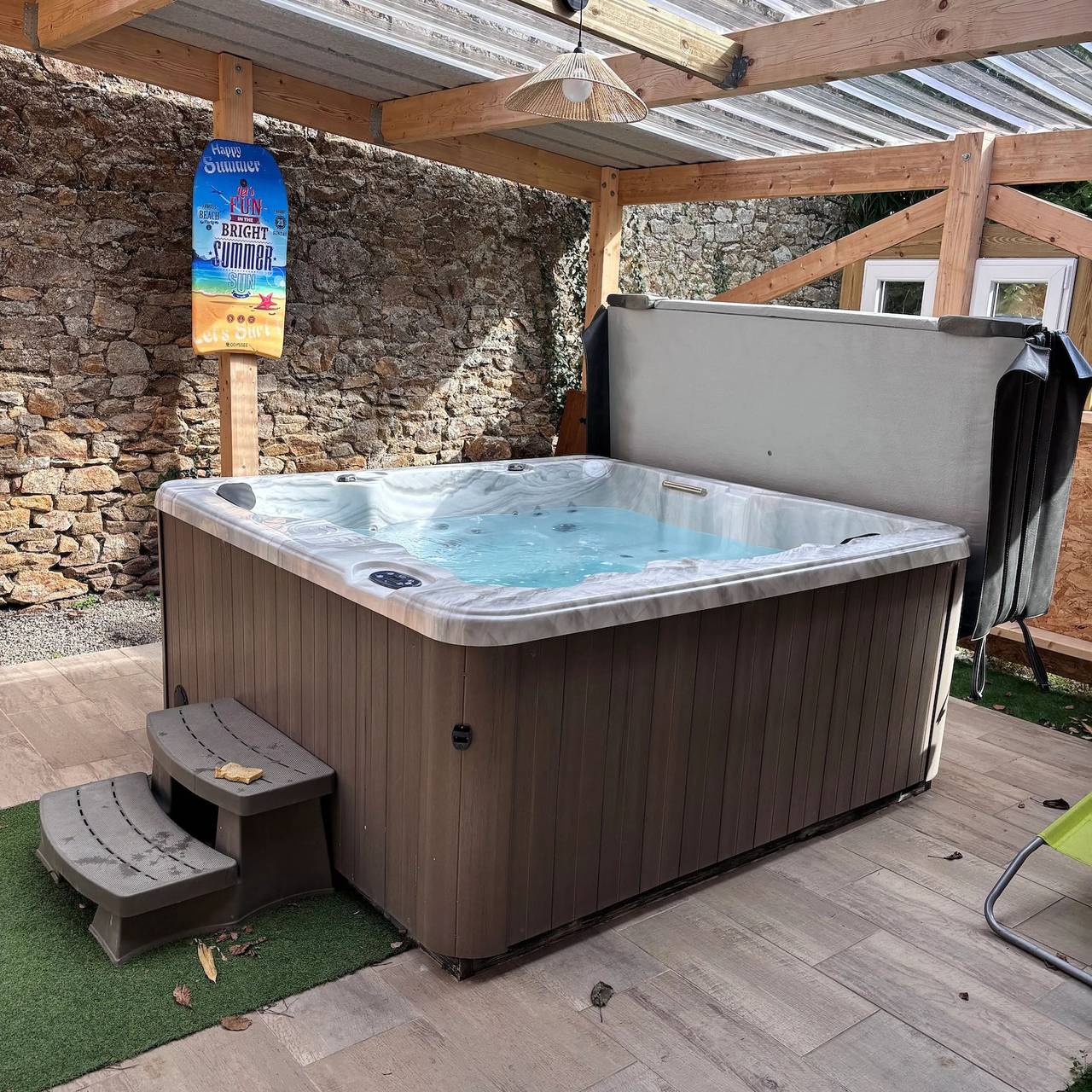 Encantadora casa cerca de Sains con spa y jardín cerrado in Sains, Región de Saint-Malo