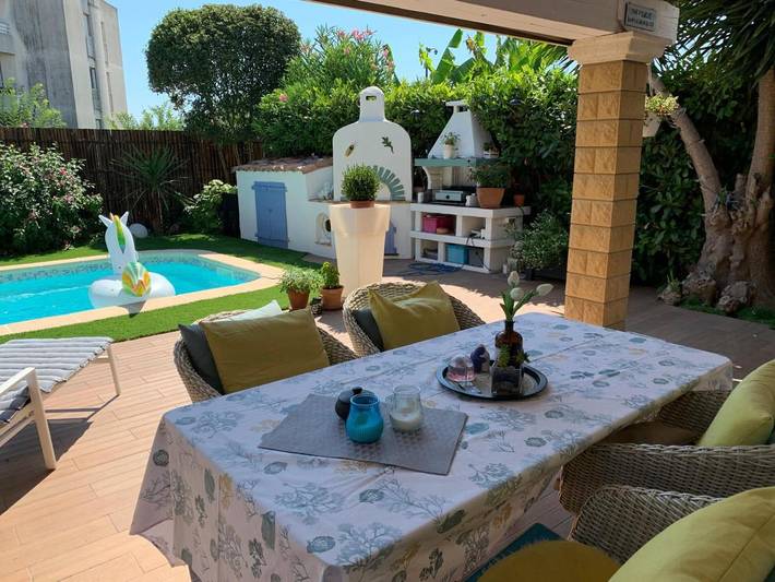 Villa pour 4 personnes, avec jardin ainsi que sauna et piscine