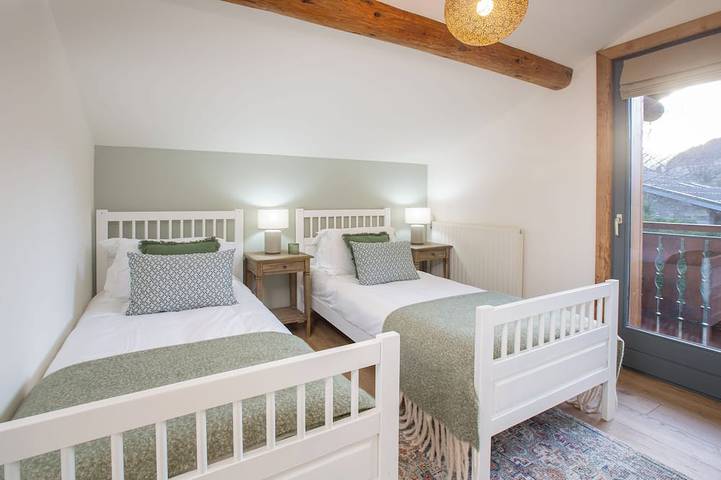 Luxury Mountain Chalet with Private Spa & Cinema Room, sleeps 10 in Essert-Romand, Les Portes du Soleil