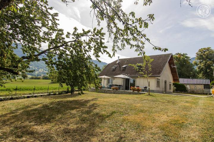 Gîte pour 6 personnes, avec terrasse et jardin dans Bauges