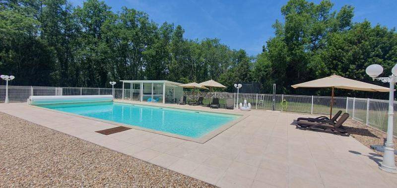 Location de vacances pour 2 personnes, avec vue et terrasse ainsi que jardin et piscine, animaux acceptés à Bourdeilles - 4