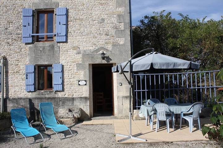 Location de vacances pour 4 personnes, avec Terrasse ainsi que Jardin et Piscine à Antezant-la-Chapelle
