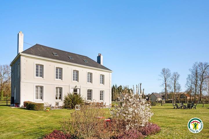 Gîte pour 13 personnes, avec Terrasse ainsi que Jardin et Vue