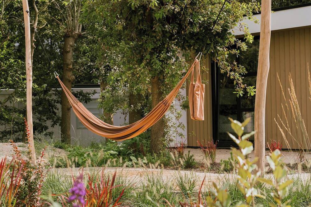 Luxuriöse und nachhaltige 4-Personen-Ferienvillen mit hohen Fenstern, völlig gasfrei und mit Sonnenkollektoren ausgestattet. Freuen Sie sich auf ein stilvolles Wohnzimmer, eine luxuriöse Küche, zwei komfortable Schlafzimmer und ein geräumiges Badezim in Niederländische Nordsee