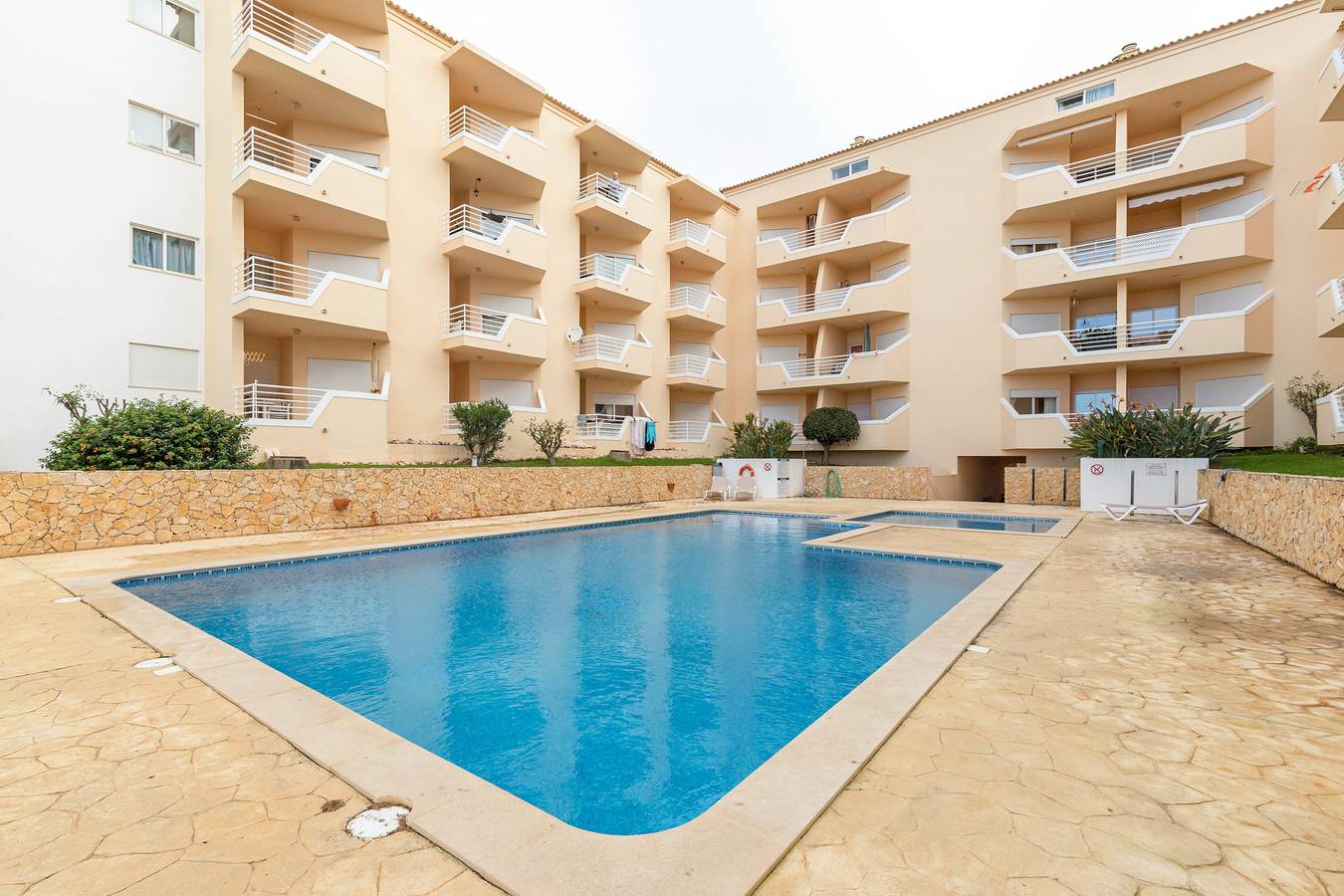 Apartamento entero, Apartamento vacacional 'Amoreira' con piscina compartida, jardín compartido y Wi-Fi in Alvor, Distrito de Faro