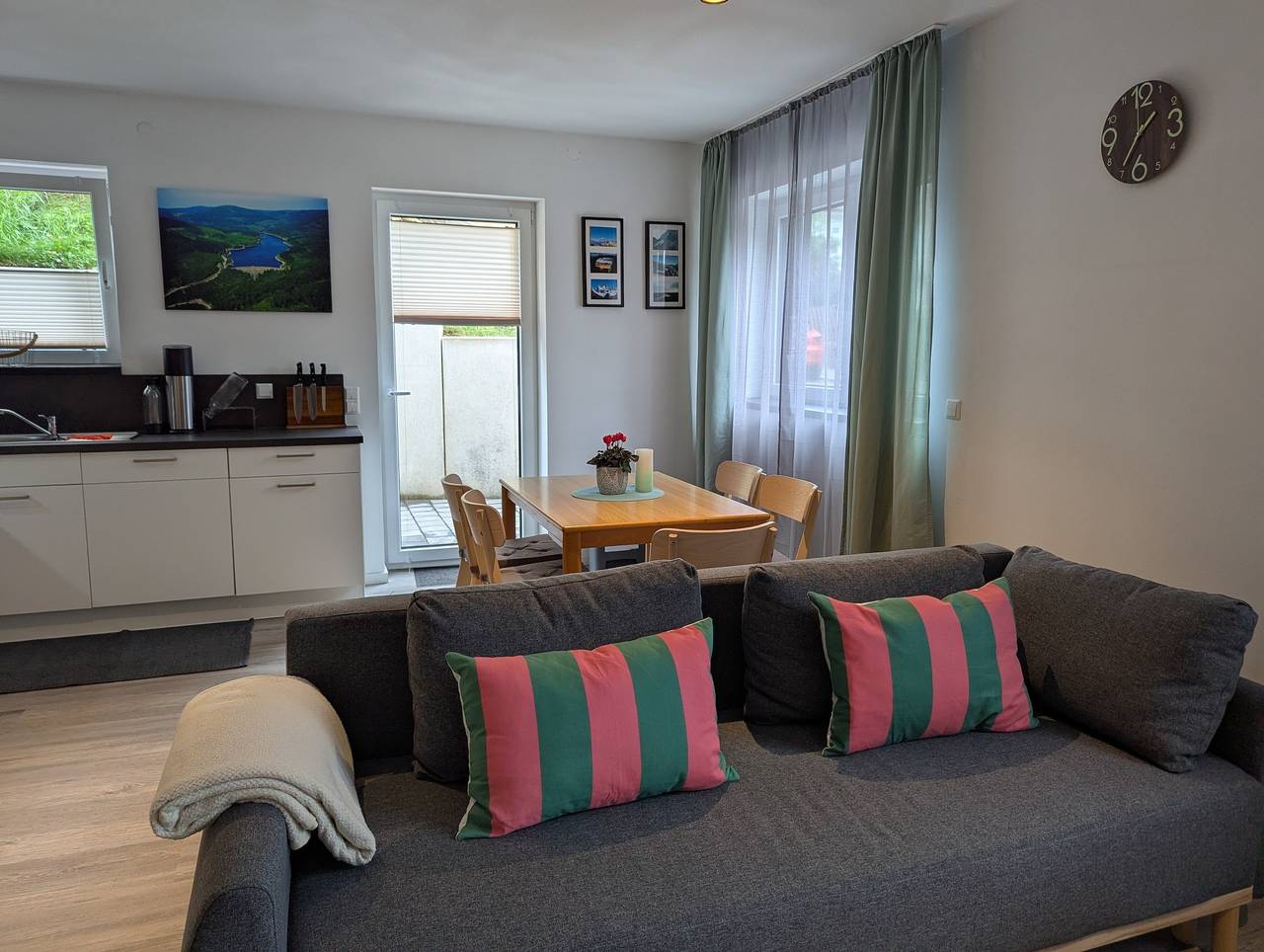 Ganze Wohnung, Ferienwohnung 'Schiller's Urban Escape' mit Bergblick, privater Terrasse und Wi-Fi in Freudenstadt, Mittlerer Schwarzwald