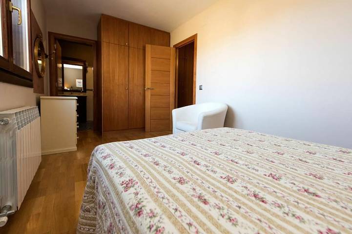 Belle maison de vacances pour 14 personnes avec Wifi, piscine privée, Tv, terrasse et animaux admis in La Seu d'Urgell, Pyrénées catalanes